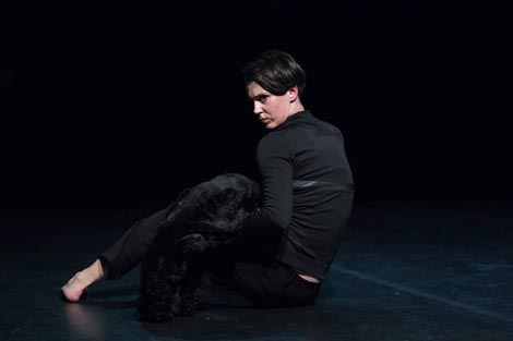 Zagrebačko kazalište mladih i Umjetnička organizacija 21:21: Anatomija mačke, kor. Ksenija Zec i Petra Hrašćanec