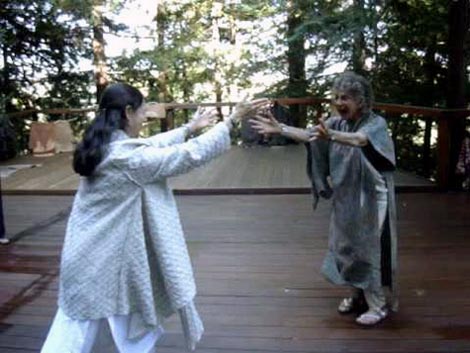 Anna Halprin i Daria Halprin u izvedbi na Mountain Home Studju, foto: screenshot Youtube