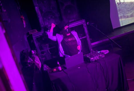 Robert Franciszty, Antikorona hepening ili „Ako ne mogu plesati, ne želim biti dio vaše revolucije“, Močvara, 9. siječnja 2021., foto: Joža, subsite.hr