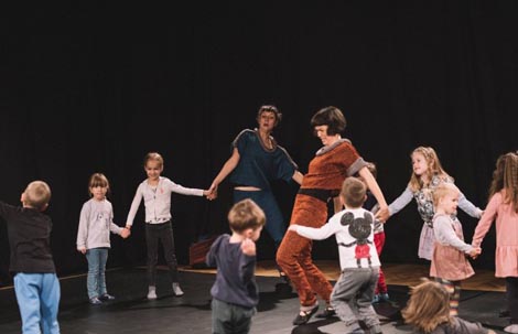 Umjetnička organizacija Shooma, Bjelovar, Astonauti, red. Maja Zećo, kor. Irma Unušić