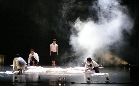 Kazalište Dora, Japan: Ayanasu / Woven, red. Kenjiro Otani