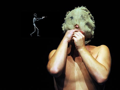 Boris Kadin u performansu Što mi je rekao Joseph Beuys dok sam mrtav ležao u njegovom naručju, foto: Marcandrea