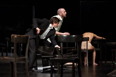 Dean Biosca, Christoper Tandy i Tsai-Chin Yu u Café Müller, kor. Pina Bausch, foto: Oliver Look, 2023.