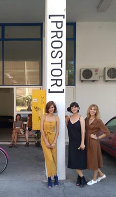 Marina Batinić, Jasmina Šarić i Kristina Tešija ispred ulaza u Prostor