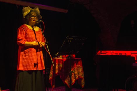 Dunja Knebl: monodrama Zašto sam postala javna pjevačica s 47 godina ili Strah od kloniranja u sklopu ciklusa MAKE Love NOT WAR, Kulturni centar Mesnička, Zagreb, 2. kolovoza 2020., foto Biljana Knebl