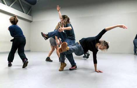 Roberta Milevoj (Nikad kraja) i Multimedijalna koliba, Zagreb: Familija, kor. Roberta Milevoj, foto: Damir Žižić