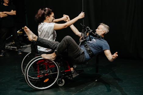 Petra Žalac i voditelj Vince Virr na inkluzivnoj radionici vertikalnog plesa u sklopu Biennalea Novog pokreta 2023.