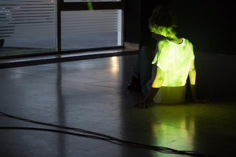 Ja gledam tebe dok ti gledaš mene, dok publika gleda tebe koja gledaš nju dok pokušavamo razjasniti taj odnos i kako je on u vezi sa sjemenkom u kojoj se zrcali svemir, autorice Nives Sertić i Sonja Pregrad