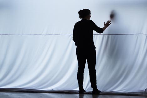 Ja gledam tebe dok ti gledaš mene, dok publika gleda tebe koja gledaš nju dok pokušavamo razjasniti taj odnos i kako je on u vezi sa sjemenkom u kojoj se zrcali svemir, autorice Nives Sertić i Sonja Pregrad