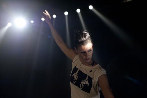 dance_lab collective, 21:21 i Kultura promjene SC-a – Muzički salon: b (kao znak za snizilicu), autori: Petra Hrašćanec i Nenad Sinkauz