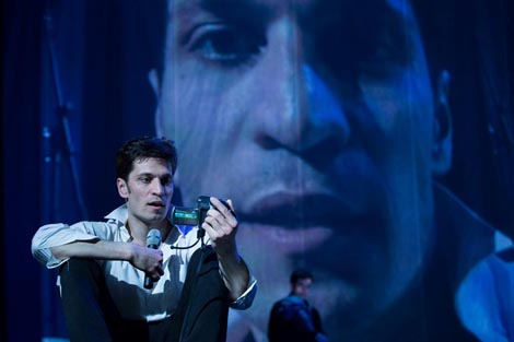 VRUM performing arts collective, Zagreb, Kazališna družina Pinklec, Čakovec, Hrvatsko narodno kazalište u Varaždinu: Andri Beyeler, The killer in me is the killer in you, my love, red. Sanja Tropp Frühwald i Till Frühwald