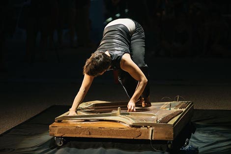 Etida za preparirani klavir i uže, kor. Danijela Zajc