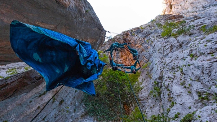 <em>Ljuska</em>, umjetničko vodstvo i koreografkinje Julie Taffe i Marija Šćekić, autor fotografije Marko Lorenzo Blaslov