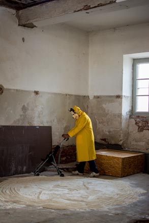 Marijan Molnar u performansu Kinderwagen