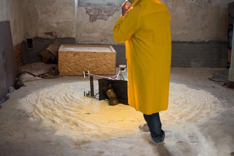 Marijan Molnar u performansu Kinderwagen