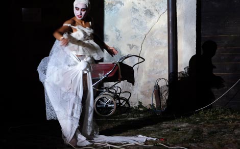 Futura monomanija, autorica i izvođačica Maya Petrovna