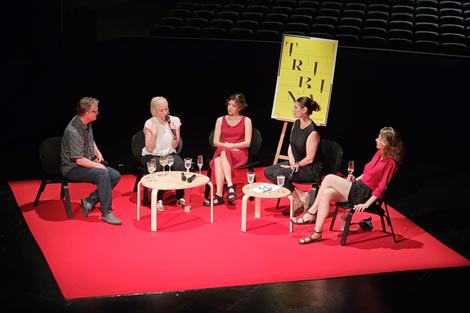 Tribina na kojoj je sudjelovao cijeli tim predstave All the Way Around u razgovoru s moderatoricom, foto: Facebook