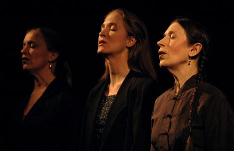 Meredith Monk, Katie Geissinger i Allison Sniffin na koncertu, foto: John Edward Mason, www.meredithmonk.org