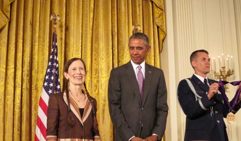 Meredith Monk prima National Medal of the Arts od američkog predsjednika Baracka Obame 2015., foto: www.meredithmonk.org