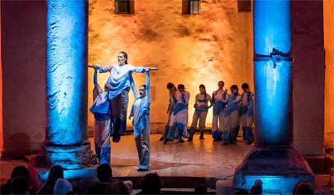 Zadarski plesni ansambl: More ko žena miče pločice svojih dragulja, kor. Sanja Petrovski, foto: Aleksandar Bonačić