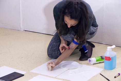 Nikolina Butorac: performans Iza Crvenog. 18. Performance Art Festival, Osijek, 2018. foto: Andrea Knezović