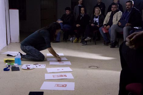 Nikolina Butorac: performans Iza Crvenog. 18. Performance Art Festival, Osijek, 2018. foto: Andrea Knezović