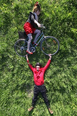 Nikolina Majdak izvodi predstavu za susjede