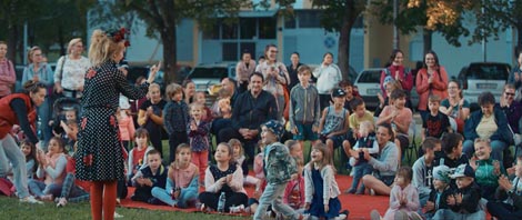 Nikolina Majdak izvodi uličnu predstavu