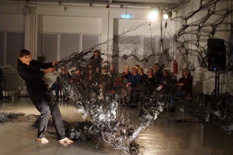 Trupa TO, Samobor: … Niti…, kor. Vladimira Šančić i Iva Pavičić