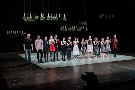 Autorska i izvođačka ekipa na naklon publici nakon premijere predstave Spone