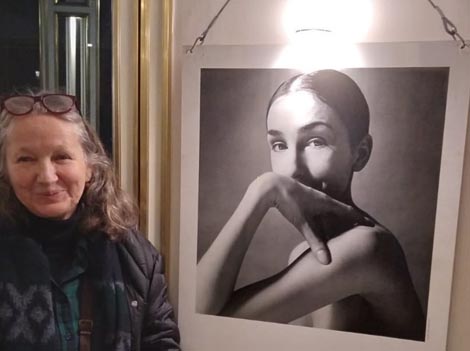 Maja Đurinović na izložbi posvećenoj Pini Bausch u predvoruju Opernhaus Wuppertal