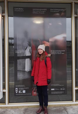 Anja Đurinović ispred plakata za predstavu na ulazu u Opernhaus Wuppertal