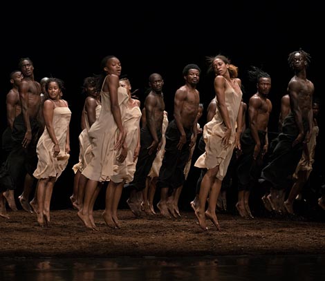 Tanztheater Wuppertal Pina Bausch: Das Frühlingsopfer (Posvećenje proljeća), kor. Pina Bausch, foto: © Maarten Vanden Abeele