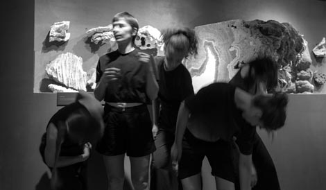 Sodaberg koreografski laboratorij: Rekonstrukcije: koreografske intervencije na strukturi površine – trajanje, erozija, akumulacija, nestajanje, autorica Marjana Krajač