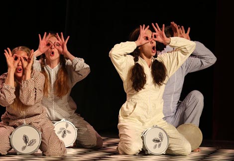 Studio za suvremeni ples i Gradsko kazalište Trešnja Zagreb: Ivana Đula i Milica Kostanić, Ritam tam – Bajka o ritmu, kor. Ana Mrak, red. Renata Carola Gatica, foto: Duško Jaramaz