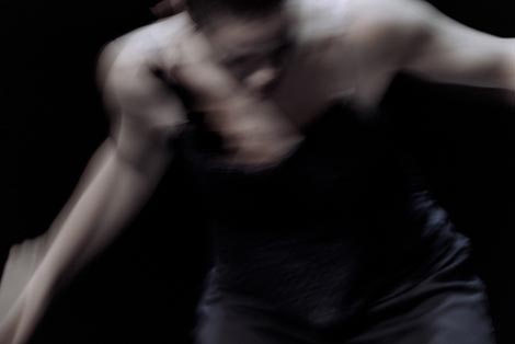 Lijepo je bilo biti ponovno s Robertom. Njezin povratak na kazališnu scenu, na jednostavna osobna otkrića osnovnih počela modernog plesa, na preobrazbu plesom i „privilegij da svijet vidimo drukčije“ prepoznajući ples u travkama, drveću koje se opire silini vjetra, letu ptica… seže do velikih solistica plesnog kazališta Isadore i Marthe, ali u svojoj suvremenoj artikulaciji pamćenja tijela i pokreta „istodobno pridaje egzistencijalnu i spoznajnu vrijednost“. (L. Louppe, 2009.) I stoga ples, zajedno S Robertom opet „ispočetka nagovješćuje novo uzbuđenje“.