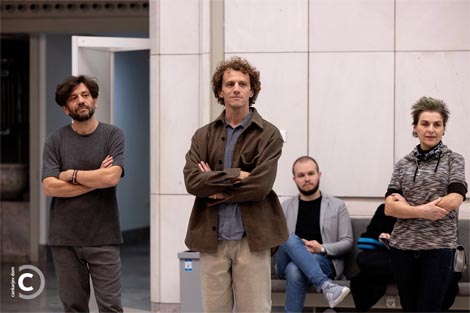 MAtija Ferlin (u srdini) i Mauricio Ferlin (lijevo) – Sad Sam Manifestacija, Dani posvećeni autorskom opusu Marije Ferlina, Cankarjev dom, Ljubljana, 5. – 8. studenoga 2022., foto: Nada Žgank, Cankarjev dom