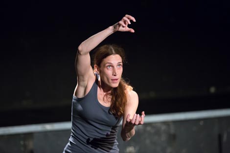 Kako dotaknuti zmaja – Arhiv kretanja u pet solo scena, autorica Iva Nerina Sibila, foto: Tomislav Sporiš, 2015.