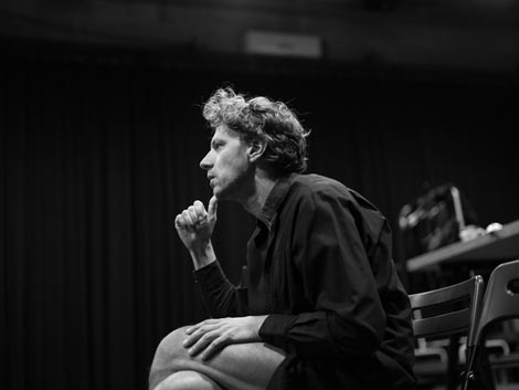 Matija Ferlin na probi predstave Spavaj, dijete moje malo, spavaj