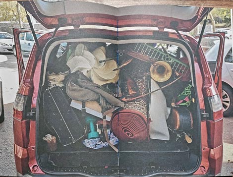 Fotografija stranica knjige Staging an/d Archive, autori i urednici Matija Ferlin, Mauricio Ferlin, Tina Ivezić, Maja Kolar, suizdavači Oaza, Zagreb / Castropola d.o.o., Pula, 2024.