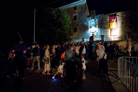 Publika na ulasku u Kaštel Grimani, Svetvinčenat, 2021., foto: © Jelena Janković & Andi Bančić