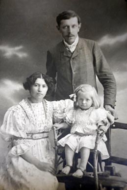 Vera Milčinović s roditeljima