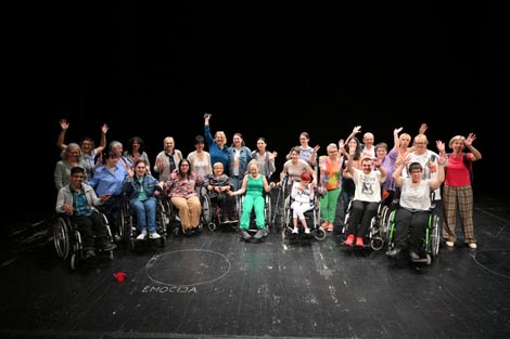 Autorsko izvođačka ekipa predstave Treptaj tišine na sceni nakon predstave, foto: Facebook