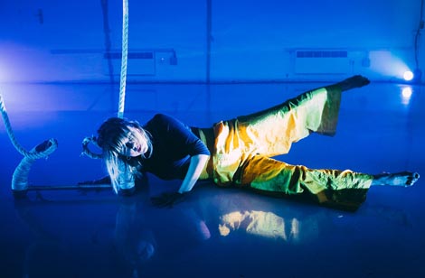 Tricycle Trauma: Uzemljenje, duodrama za čovjeka i trapez, autorica Ivana Pedljo