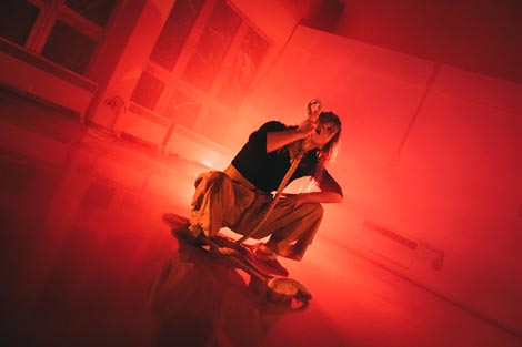 Tricycle Trauma: Uzemljenje, duodrama za čovjeka i trapez, autorica Ivana Pedljo