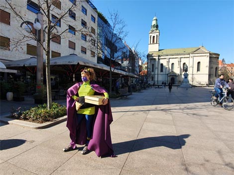 Performans Elene Štrok, Preradovićev trg/Cvjetni trg, Zagreb
