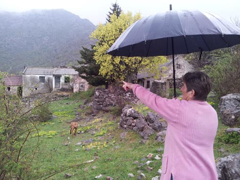 Zorka Gazic pokazuje svoju napuštenu rodnu kucu nedaleko od zaseoka Ljubotić