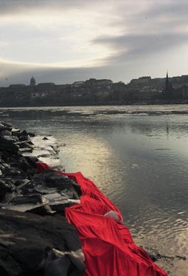 Foto 2: Zvjezdana Jembrih, land art Grimizno iz ciklusa Crveno, crveno, crveno, crveno, Budimpešta, 1999., foto: Zvjezdana Jembrih