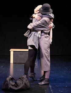 Kazalište Mala scena, Zagreb: Zagrljaj, kor. Desanka Virant, red. Nana Šojlev